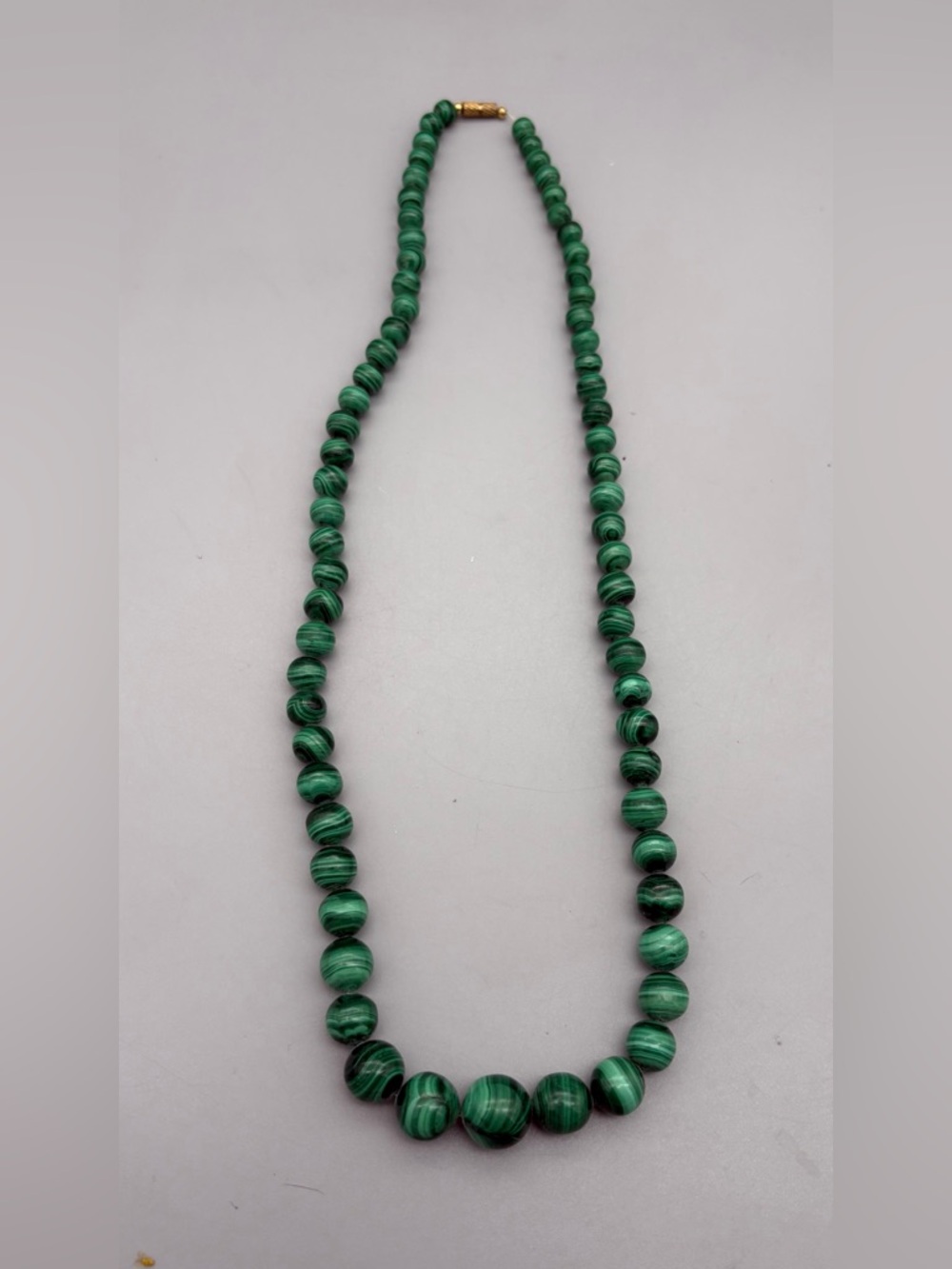 VINTAGE HEAVY GRADUATED GREEN MALACHITE BEAD 22" NECKLACE 78g